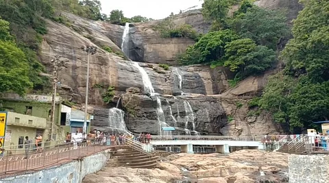 குற்றால அருவியின் சீசன் தொடக்கம்... உற்சாகத்துடன் படையெடுக்கும் சுற்றுலாப் பயணிகள்!!