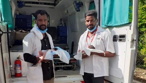 108 ஆம்புலன்சில் இரட்டைப் பிரசவம்! ஓட்டுனர் மற்றும் மருத்துவ உதவியாளருக்குப் பாராட்டு மழை!