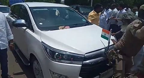 திமுக அமைச்சர் PTR கார் மீது காலணி வீசிய பாஜகவினர் 5 பேர் கைது..!