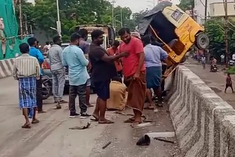 இரயில்வே மேம்பாலத்தில் ஆட்டோ மீது  கார் மோதி விபத்து...! பதற வைக்கும் சிசிடிவி காட்சிகள்...!