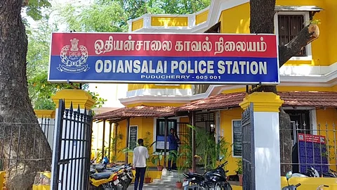 கடல் அலையில் சிக்கி உயிரிழந்த இளைஞர்...! விசாரணை நடத்தி வரும் போலீசார்..!