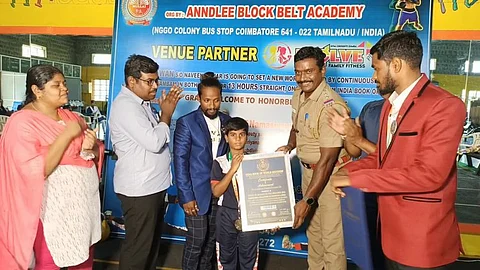 சிலம்பத்தில் சாதனை படைத்த 10 வயது சிறுவன்!!!