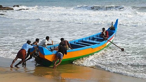 நடுக்கடலில் கவிழ்ந்த படகு...மீனவர்களின் நிலை என்ன?