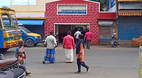 மணமகளுக்கு தாலிகட்ட முயன்ற காதலனால் பரபரப்பு...!  சினிமா பட பாணியில் நடந்த சம்பவம்..!