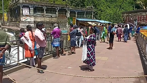 குற்றால அருவிகளில் நீர் வரத்து அதிகரிப்பு....! 4 வது நாளாக தொடரும் தடை...!