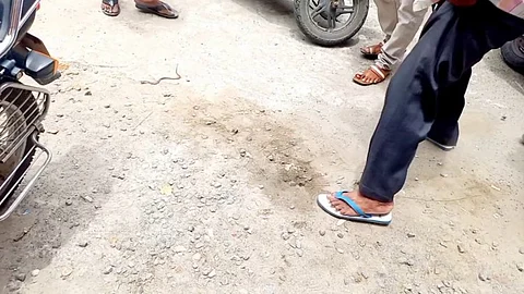 இரு சக்கர வாகனத்தில் புகுந்த பாம்பு...! பத்திரமாக மீட்ட பொதுமக்கள்..!