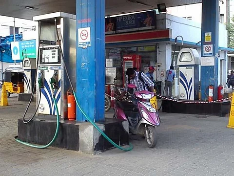 ஸ்கூட்டியில் நிரப்பப்பட்ட ரூ. 50000 மதிப்புள்ள பெட்ரோல்!!!