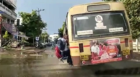 பேருந்துகளில் ஆபத்தான முறையில் பயணம் செய்யும் மாணவர்கள்...!   கோரிக்கை விடுக்கும் சமூக ஆர்வலர்கள்...!