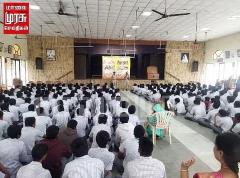 ஆபத்தை உணராமல் ரயில் பயணம் செய்யும் மாணவர்கள்...! விழிப்புணர்வு ஏற்படுத்திய போலீசார்...!