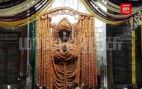 ‘ அனுமன் ஜெயந்தி ’ வடை மாலை அலங்காரத்தில் காட்சியளித்த நாமக்கல் ஆஞ்சநேயர்..!