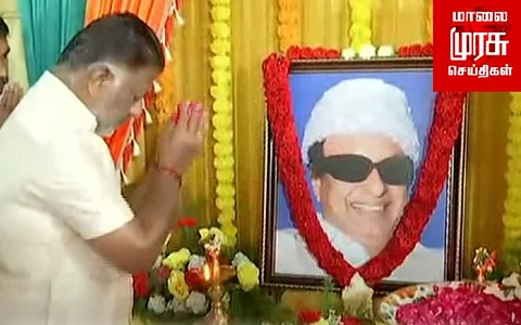 எம்.ஜி.ஆர் பிறந்தநாள்...மலர் தூவி மரியாதை செலுத்திய ஓபிஎஸ்...!
