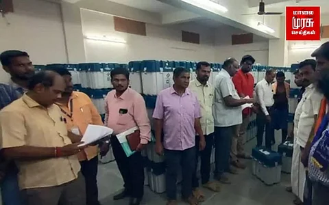 வாக்குச்சாவடிப் பொருட்களை மையங்களுக்கு அனுப்பும் பணி தீவிரம்..!