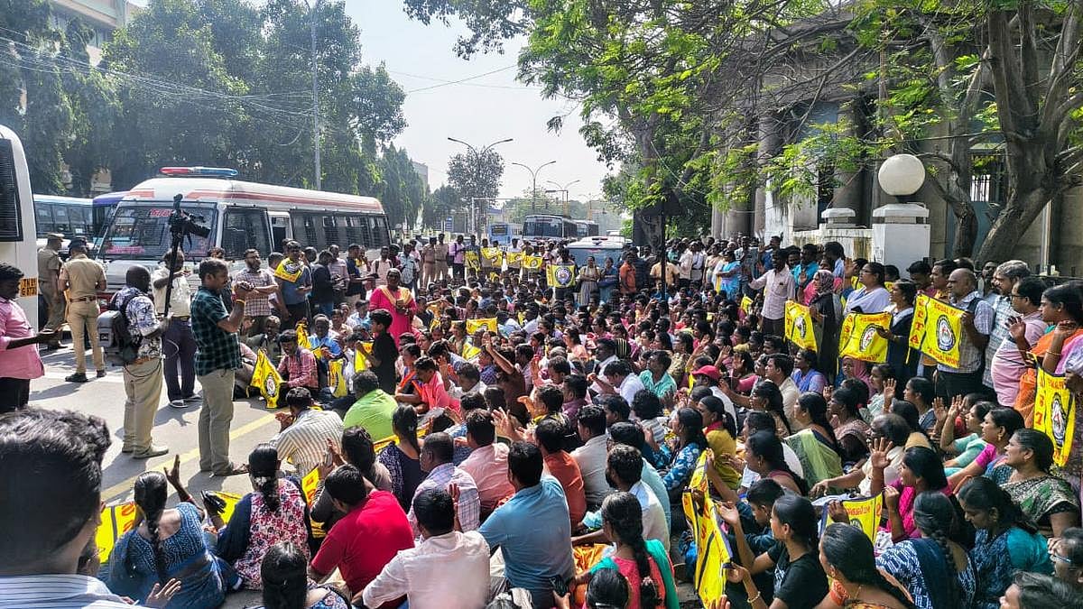 The teacher fainted and fell in the Secondary grade teachers protest ...