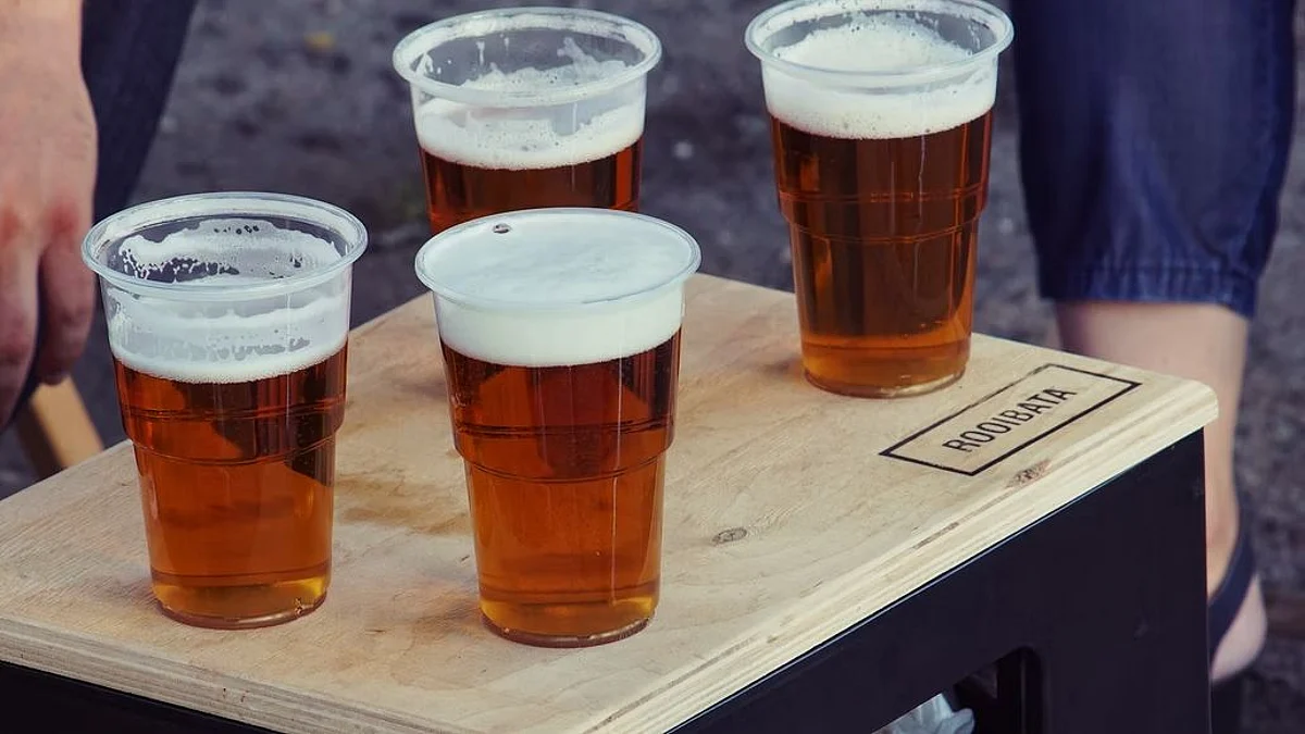 Drinkers’ mood shifts and exposure to alcohol-related cues — beer cans, bars, and drinking buddies — contribute to alcohol cravings in opposite ways for men and women, a new study suggests (Unsplash)