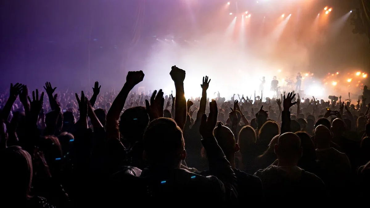 Despite a large body of scientific research on both crowd dynamics and human mobility, surprisingly little is known about human movement in the specific context of large, crowded events (Unsplash)