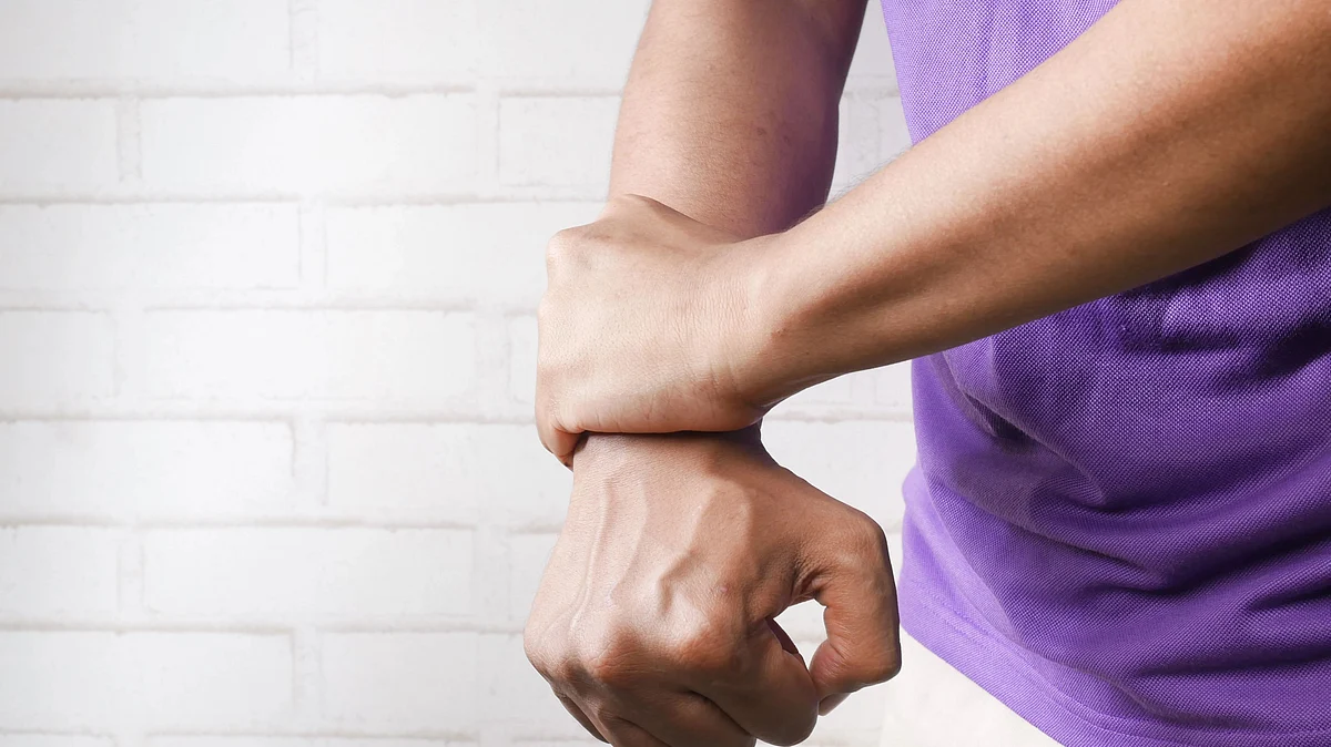 Early intervention with rituximab, a drug used in the treatment of rheumatoid arthritis (RA), can reduce the risk of deterioration in myasthenia gravis, an autoimmune disease that causes loss of muscle control. (Unsplash)