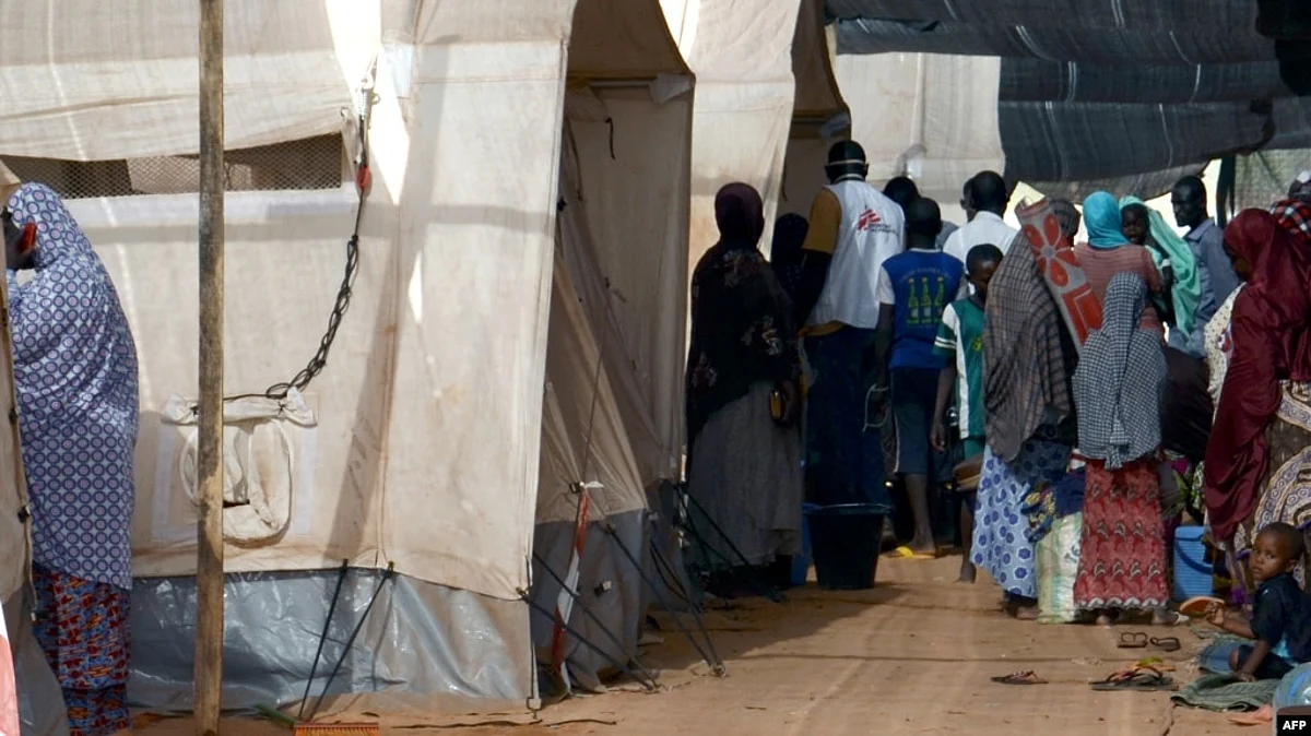 People line up at a makeshift health clinic treating patients suffering from meningitis, in Lazaret, near Niamey, Niger, on April 23, 2015 (Image Source- Unsplash)