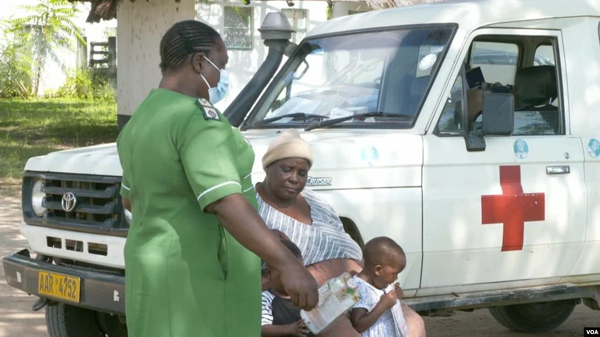 Zimbabwe health officials conduct measles immunization in Mutasa district about 300 kilometers east of Harare in May 2022 (Columbus Mavhunga/ VOA)