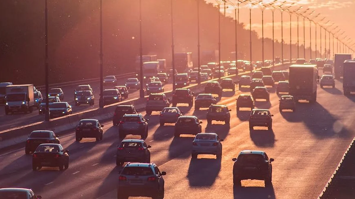 A Bengaluru Doctor has been winning hearts on social media. The doctor abandoned his car after being stuck in traffic and ran 3 km to perform an important surgery (representational image - Unsplash)