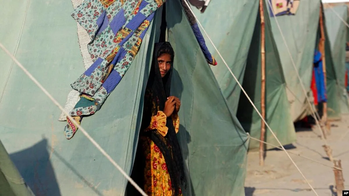 A displaced girl who fled her flood-hit home take refuge in Shikarpur district of Sindh province, Pakistan, Aug. 31, 2022 (VOA)