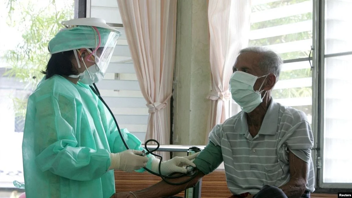 A doctor checks blood pressure during a general check-up on a patient after he claimed that he had a high temperature and fever in a hospital in Khampaengphet province, 310 km (193 miles) north of Bangkok (Image source-VOA)