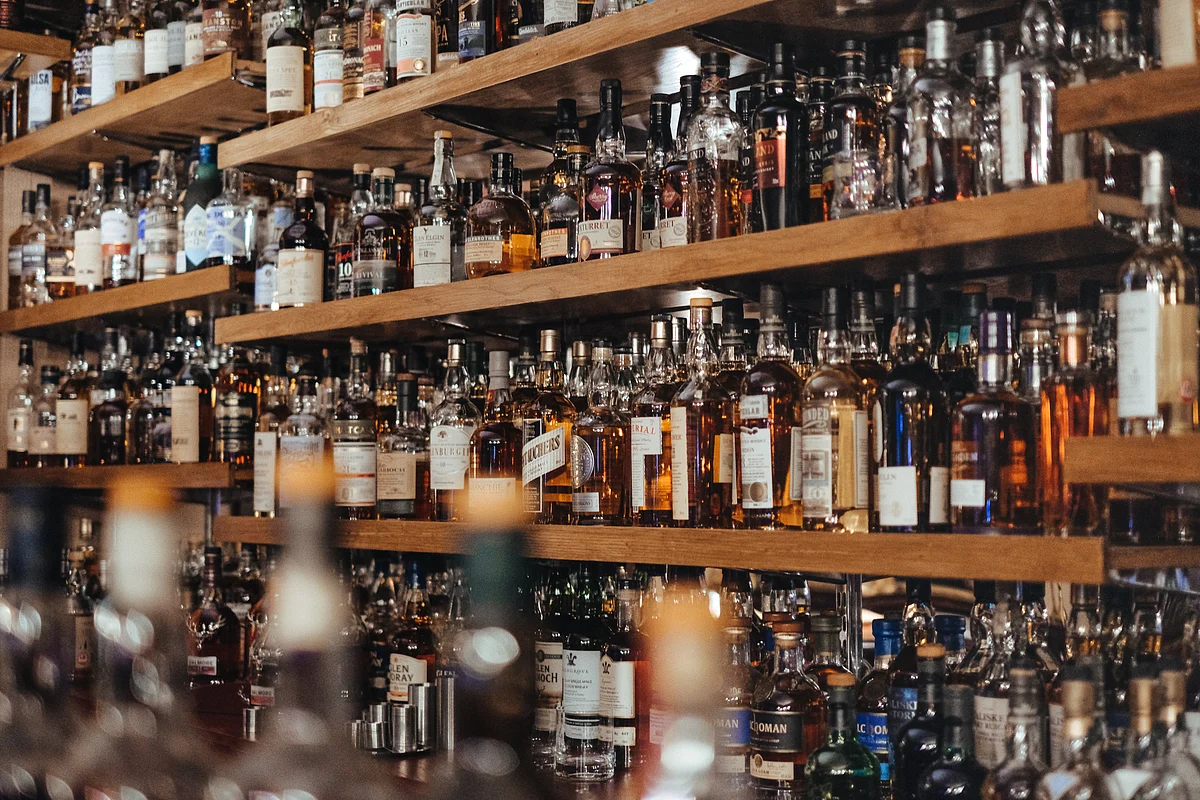 Motives for drinking — to party, to conform, to cope, or to feel good? (Image: Unsplash)