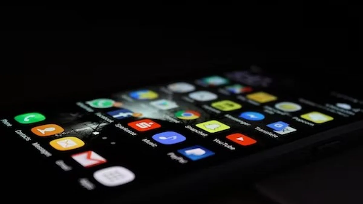Dating apps are fertile ground for predators because there are few ways for potential victims to screen potential partners. (Unsplash)