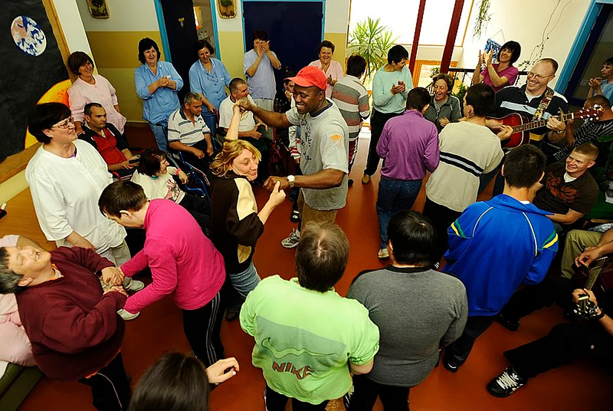 Pictorial representation of support group. Wikimedia Commons