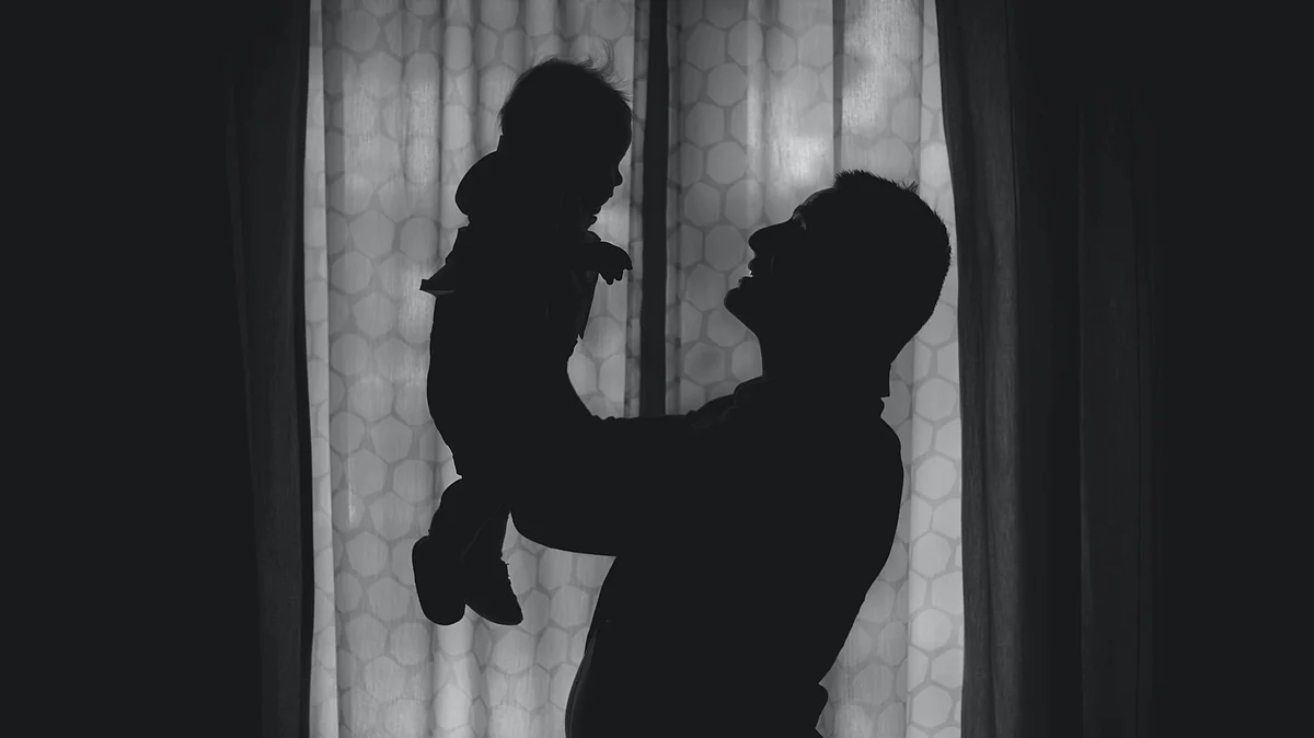 We are often told by our parents not to talk on the phone or use headphones while crossing the road or outside. But what happens when a parent himself risks the life of his child?