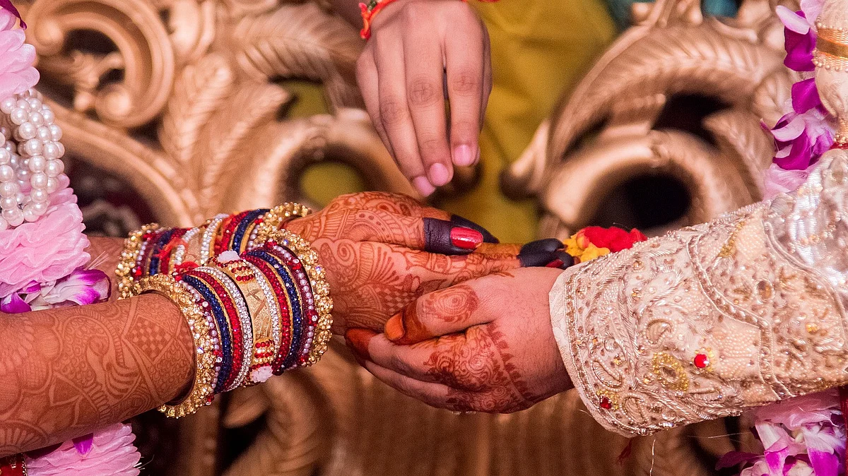 A shocking and bizarre wedding video has been raising eyebrows throughout social media.Twin sisters Pinki and Rinki Padgaonkar both married Atul Uttam Autade in a wedding ceremony at Solapur in Maharashtra.