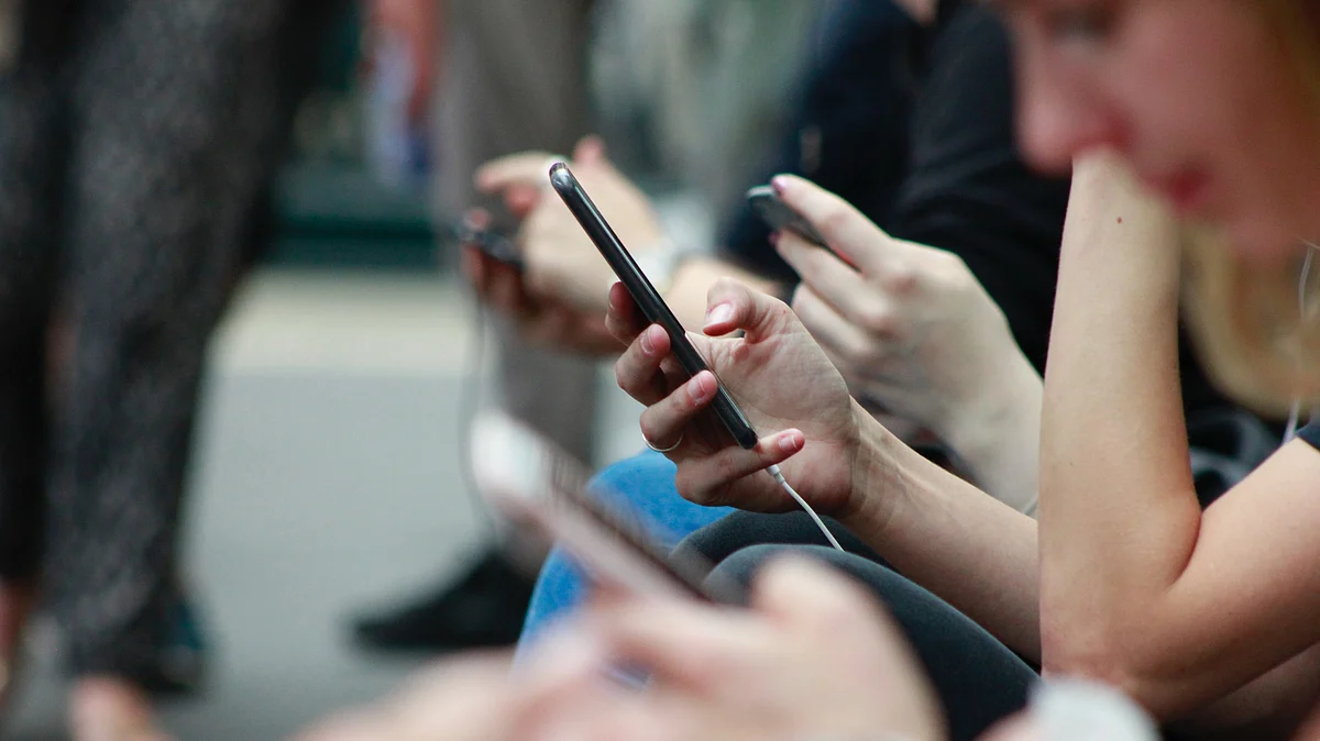 Regardless of age, a large number of us are addicted to the internet and constantly looking forward, which is bad for both our physical and mental health.(Image : Unsplash)