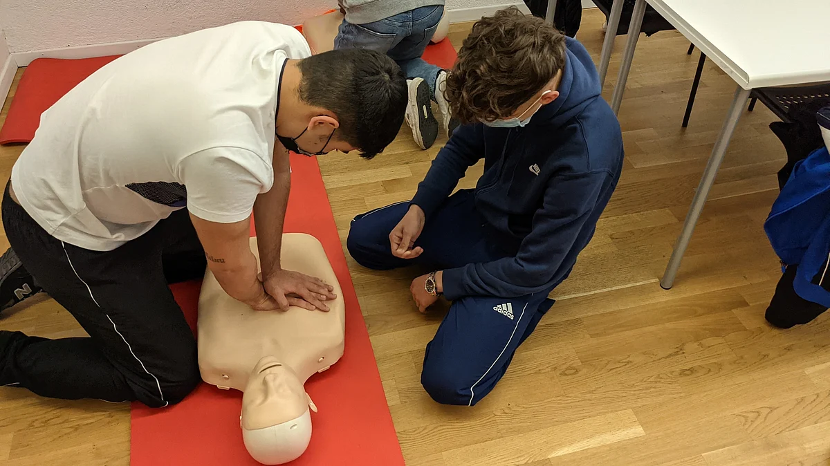 Medical experts feel that school children should be taught the technique of cardio-pulmonary resuscitation in schools.(Image : Unsplash)