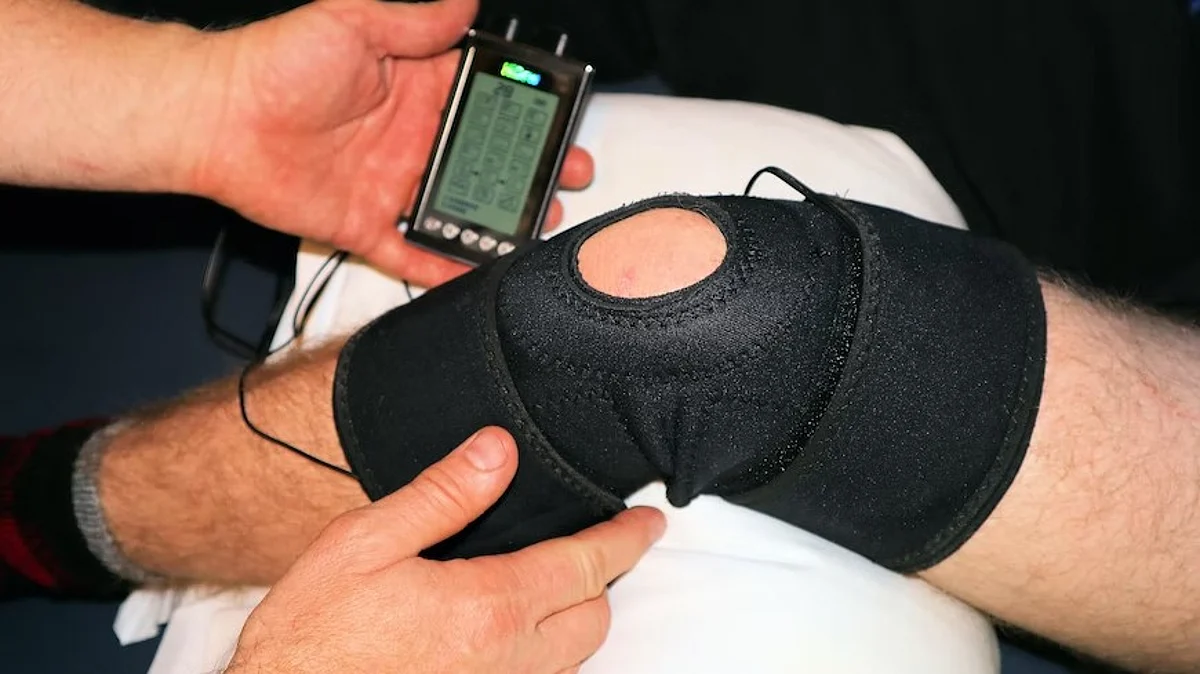 On performance-based tests of walking speed and mobility, patients who underwent UKA show better function starting at 6 weeks postoperatively, compared to 3 to 6 months for those who underwent TKA, according to the clinical trial.