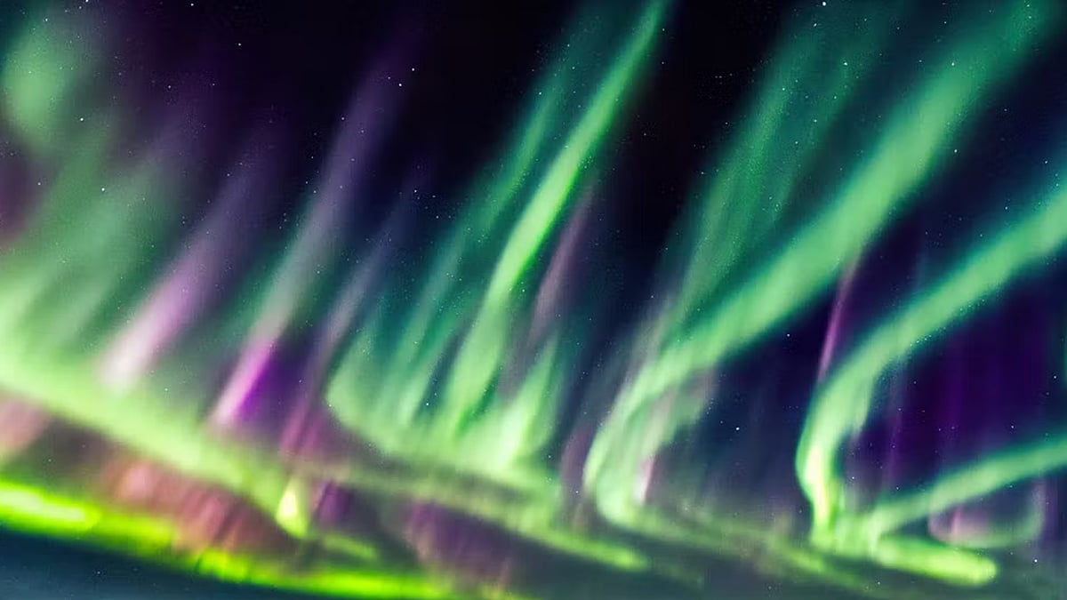 A rare phenomenon in the sky; The pilot rotates 360 degrees for