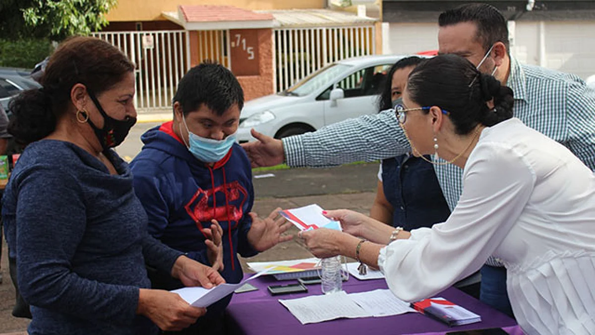 Entrega DIF Zamora becas a personas con discapacidad