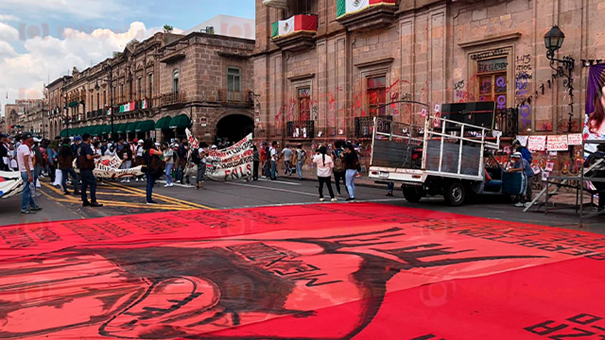 Morelia: normalistas rompen cristales de Palacio de Gobierno