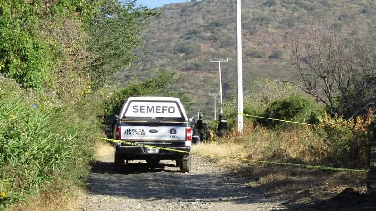 Entre piedras hallan cadáver con huellas de violencia en Michoacán