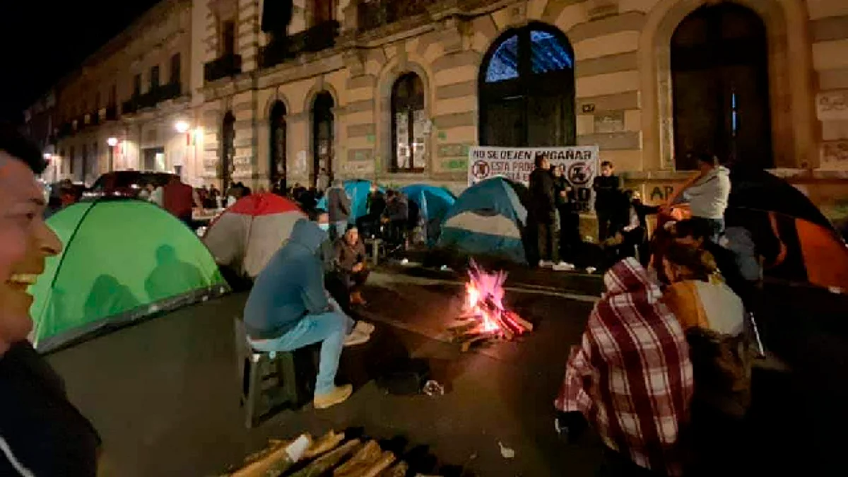 Morenistas se atrincheran afuera del Congreso; rechazan desincorporación de bienes del estado