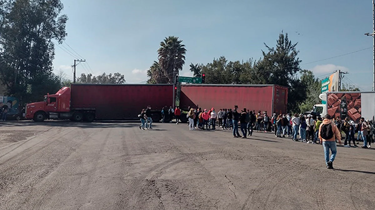 Más caos: ahora normalistas bloquean libramiento de Morelia