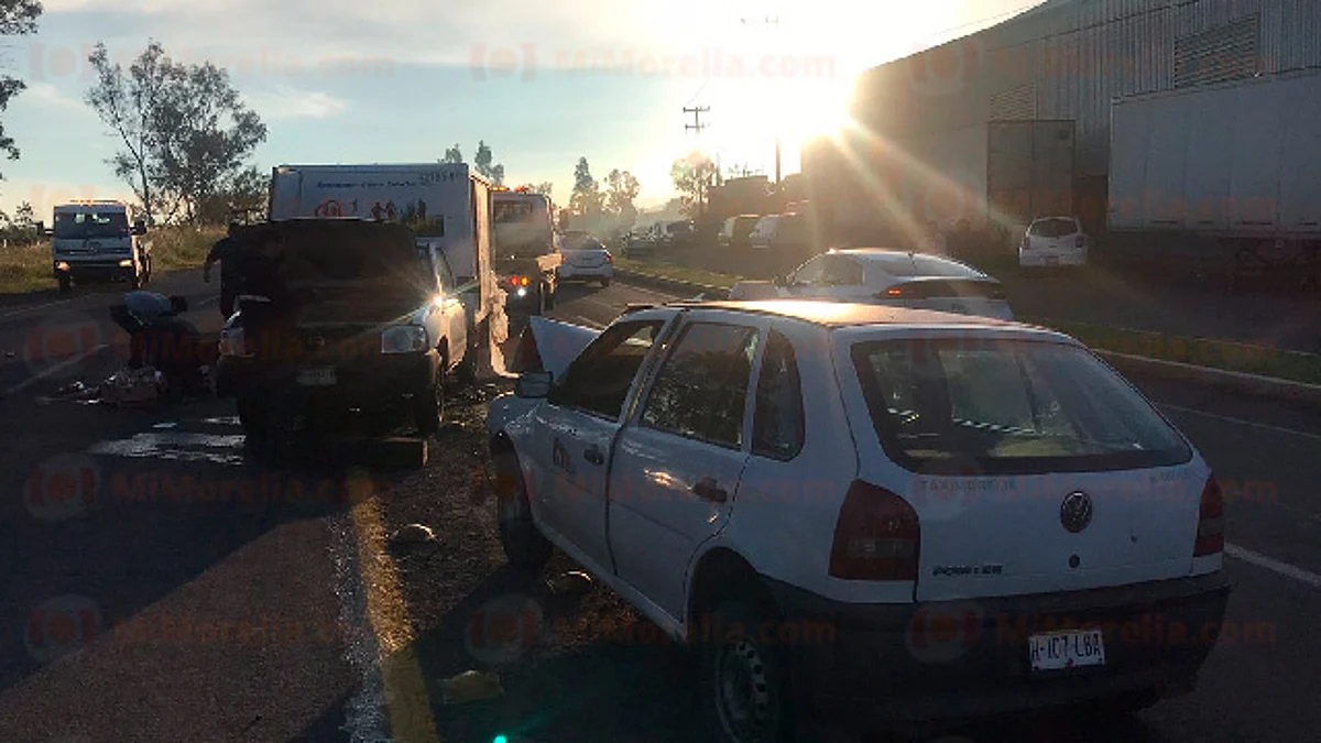 Cuatro enfermeras quedan heridas en
un choque-volcadura en salida a Charo