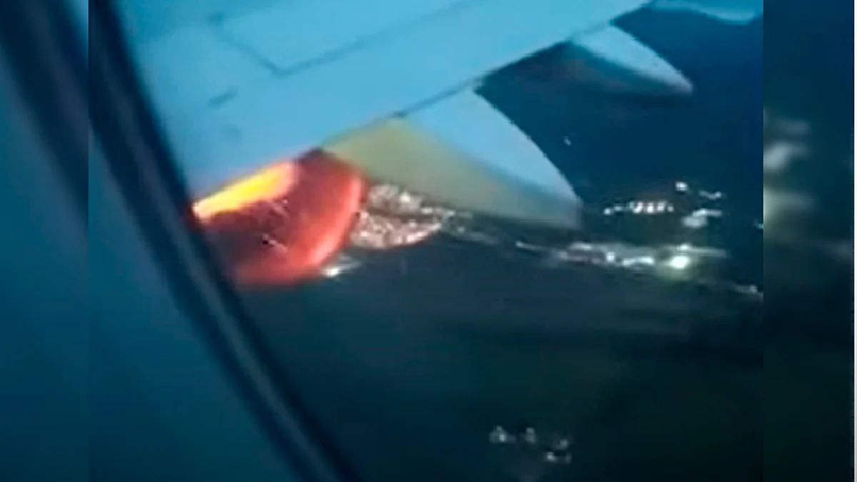 Arde motor de avión en pleno vuelo en México