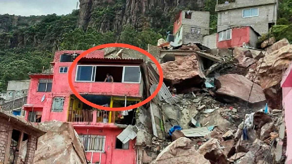 Mujer pide ayuda desde la ventana de casa en medio del derrumbe en el Cerro del Chiquihuite