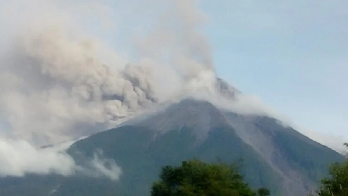 Entra en erupción volcán de Fuego en Guatemala