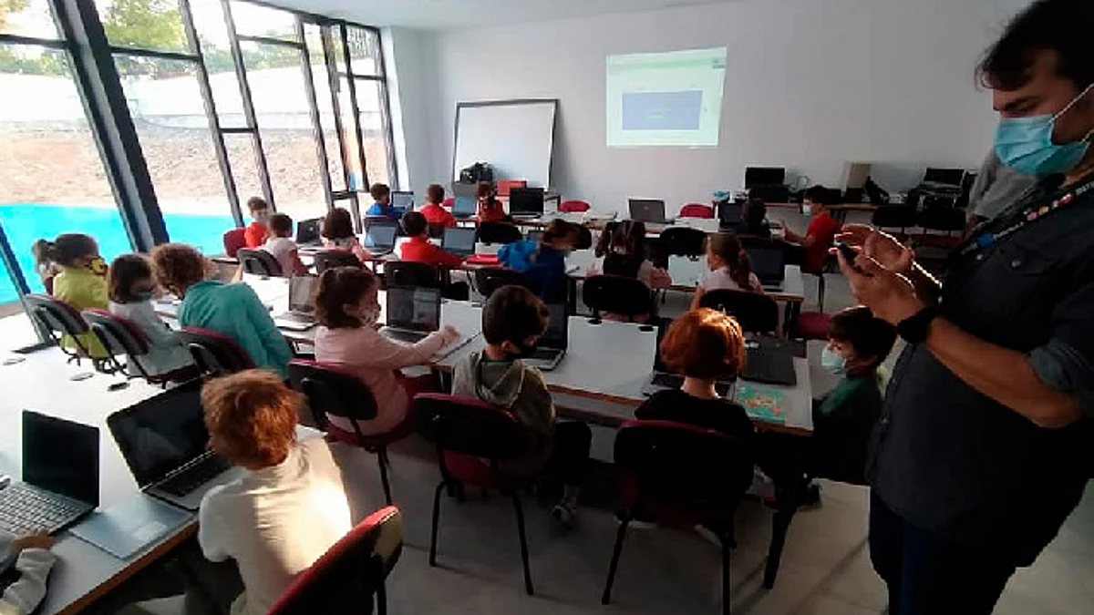 Maestros de España no darán clases a alumnos que asistan sin cubrebocas