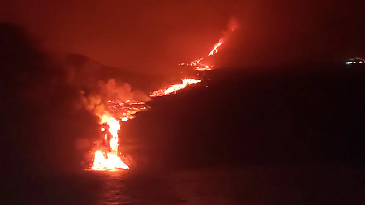 La lava del volcán de la isla La Palma llega al mar; alertan por gases tóxicos