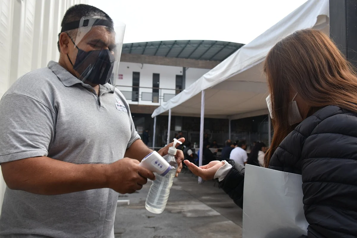 Covid-19: 9 mil 792 contagios en un día, en México