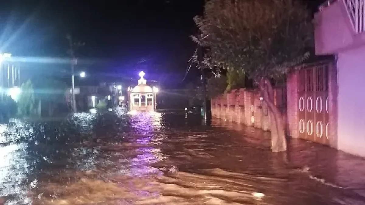 Lluvias provocan desbordamiento de arroyo en Cuitzeo