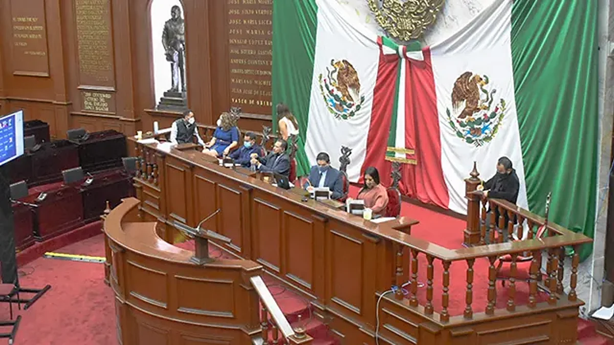 Mantienen trabajadores del Congreso de Michoacán amago de paro