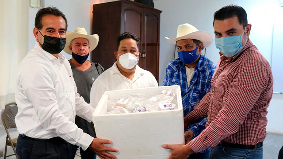 Gobierno de Uruapan entrega apoyos a productores pecuarios