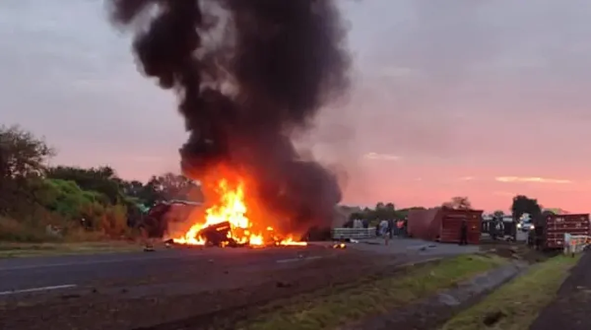 Dos muertos y 8 heridos, en choque de autobús; venía de CDMX y pasaba por Guanajuato